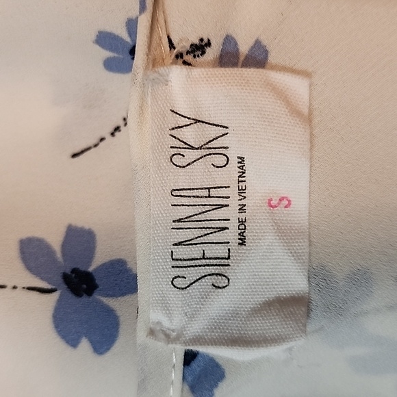 Sienna Sky Floral top - Picture 5 of 5